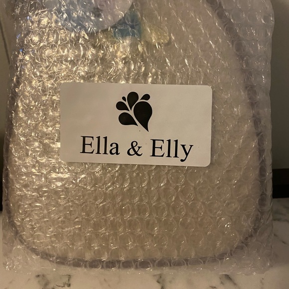 NWT! White Bee-Accent Crossbody Bag by Ella & Elly. Happy Poshing!! 🛍🥳 - Picture 4 of 5